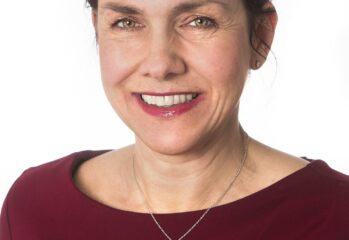 Eva Domanders i vinröd tröja