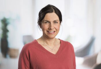 Porträtt Eva Domanders mörkt hås röd tröja