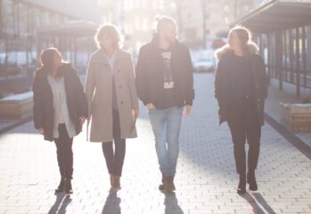 4 personer på promenad