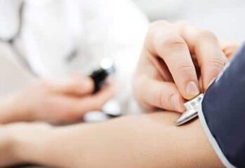 puls mäts närbild hand mot arm