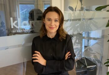 Sara Göthlin i svart blus och svart/vita byxor i kontorsmiljö