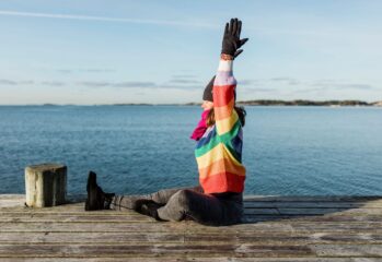 Yogalärare Isabel i randig tröja på brygga vid havet