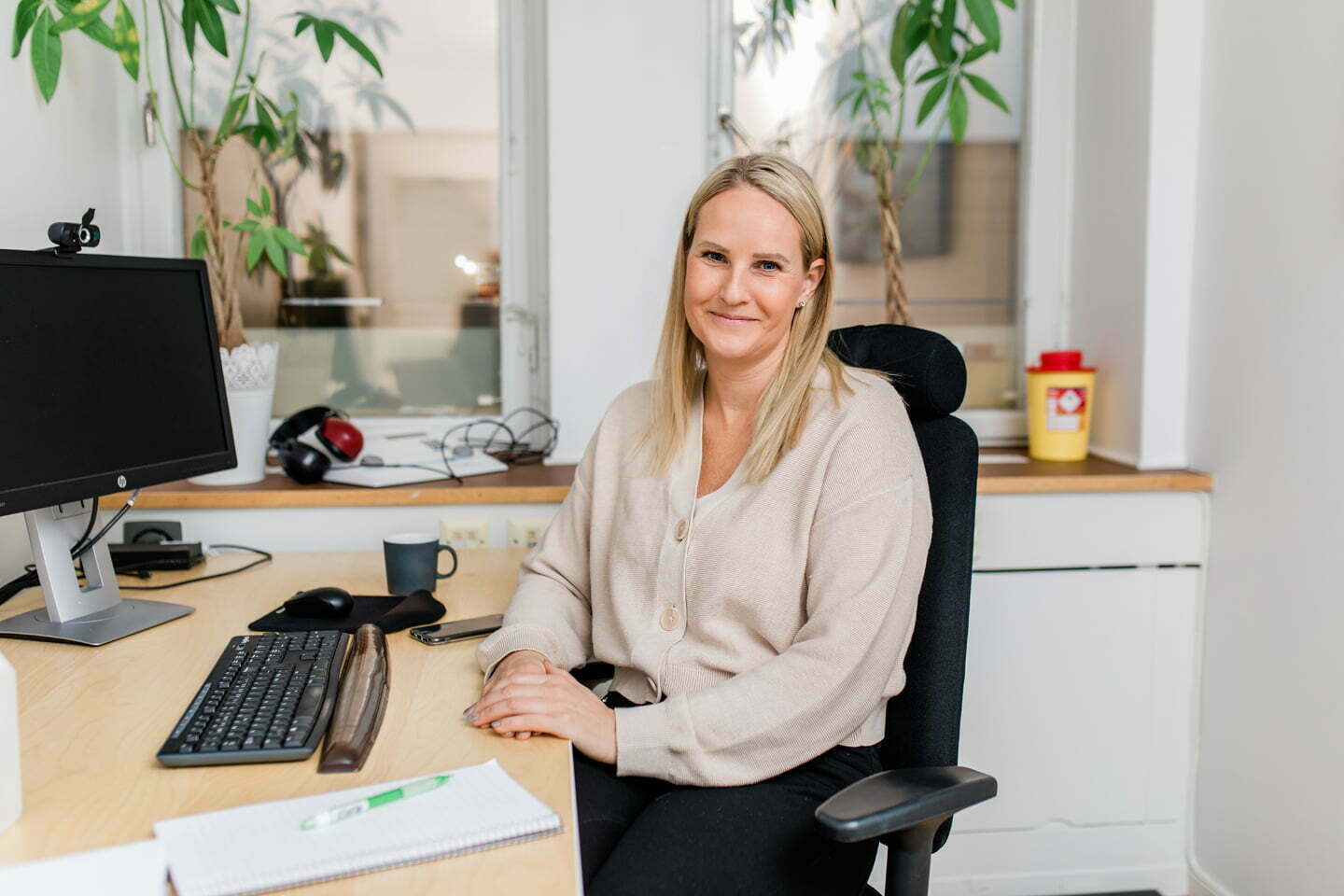 kvinna sitter vid skrivbord