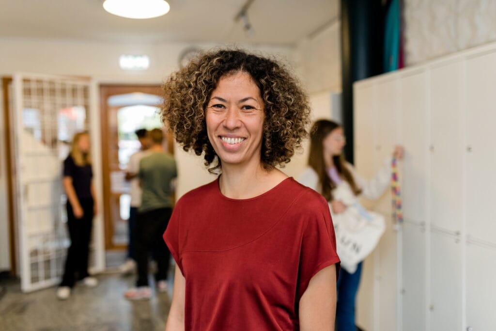skolsköterska från klara kompetens i en skolkorridor