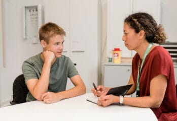 Samtal mellan en skolsköterska på klara kompetens och en elev