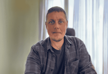 Man sitter vid skrivbord vid fönster